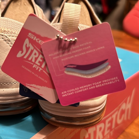 Women’s Sketchers Stretch Fit 8.5 NWT VEGAN Off White with Tan Design - Picture 6 of 9